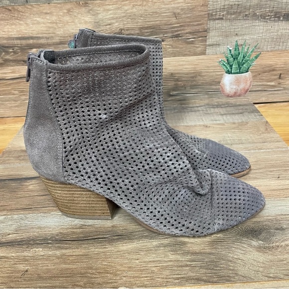 JEFFREY CAMPBELL Jenelle Laser Cut Soft Leather ankle Boot women's 7 Block Heel - Picture 1 of 8